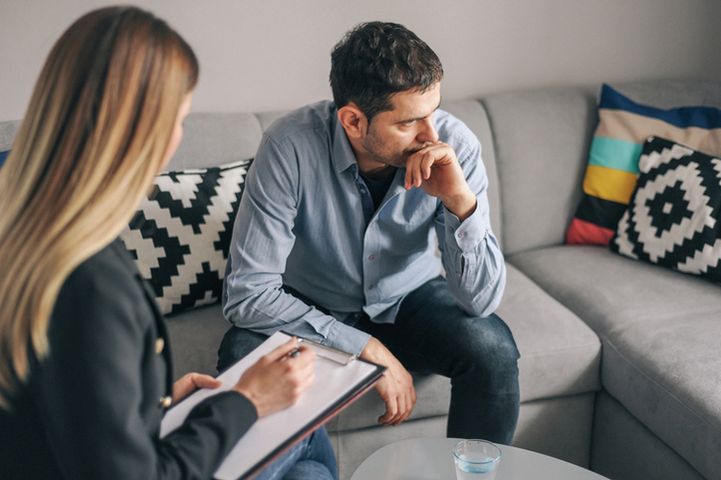 Psychoterapia to spotkania terapeutyczne, które dzielą się na indywidualne, grupowe i rodzinne. 