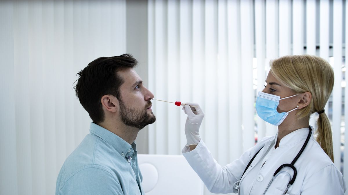 Wymaz z nosa ma na celu identyfikację pasożytów, bakterii czy wirusów, które atakują organizm człowieka.