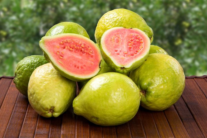 Gujawa to owoc tropikalny, który można spożywać na surowo.