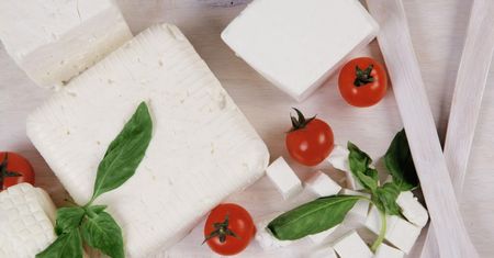 Ser biały – odmiany, kalorie. Przepisy na naleśniki, pierogi i makaron z serem