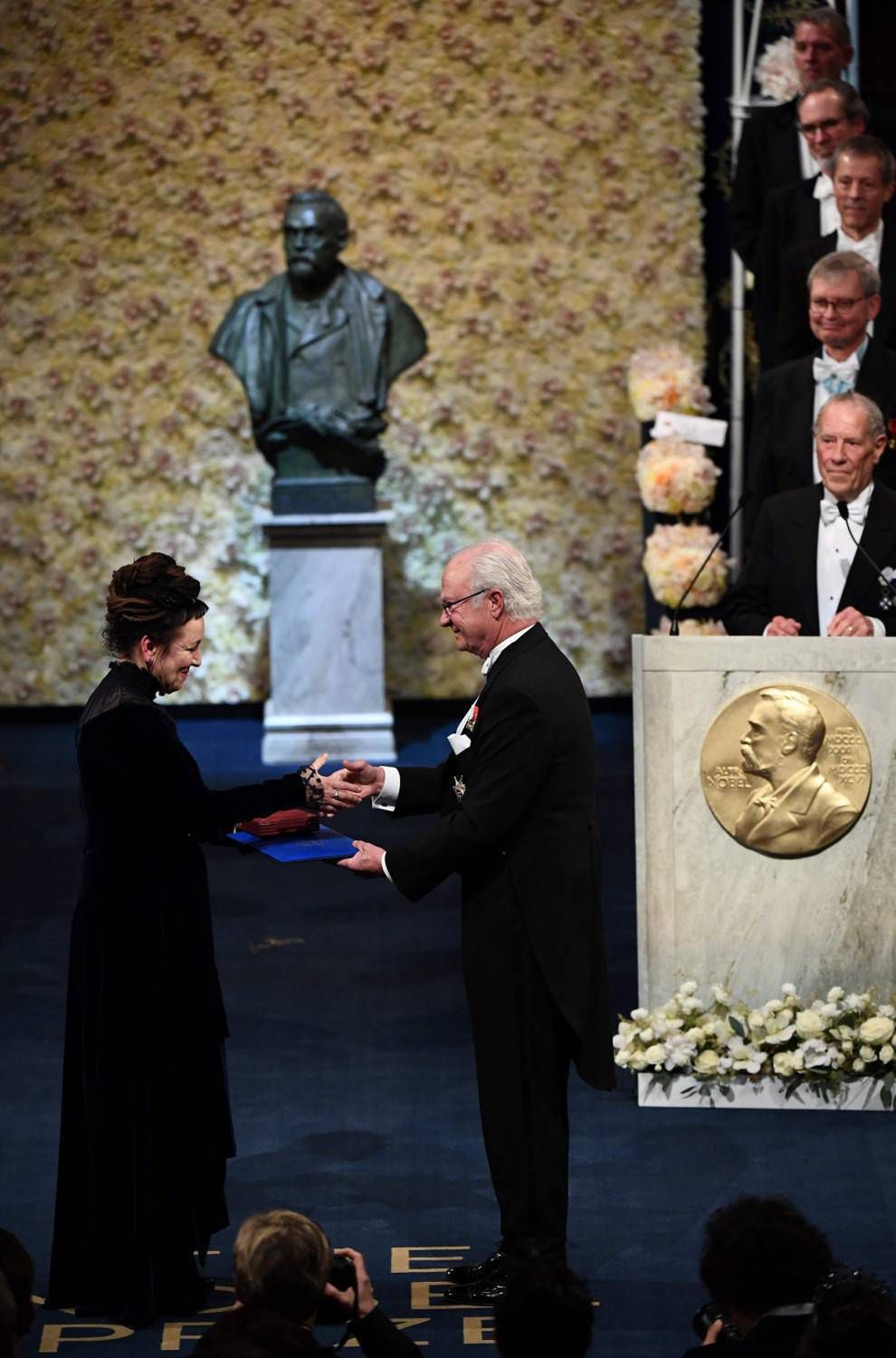 Olga Tokarczuk odebrała nagrodę Nobla z rąk króla Szwecji