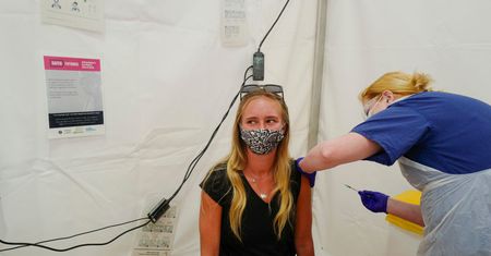 Czy szczepić się w upał? Co robić przed i po szczepieniu? Dr Krajewska rozwiewa wątpliwości