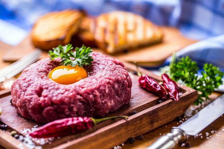 Tatar przygotowywany jest z surowego wołowego mięsa