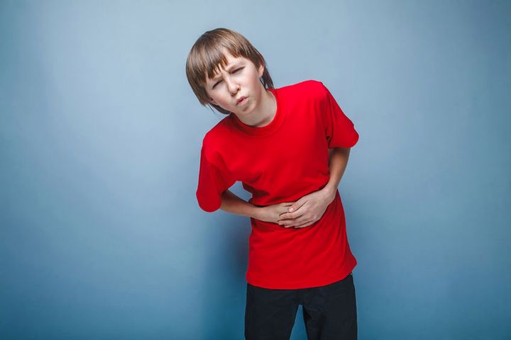 Zaburzenia mikroflory bakteryjnej w jelitach mogą prowadzić do bólu brzucha. 