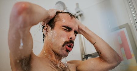 Zimny prysznic podczas upału? W przypadku tych osób jest niewskazany