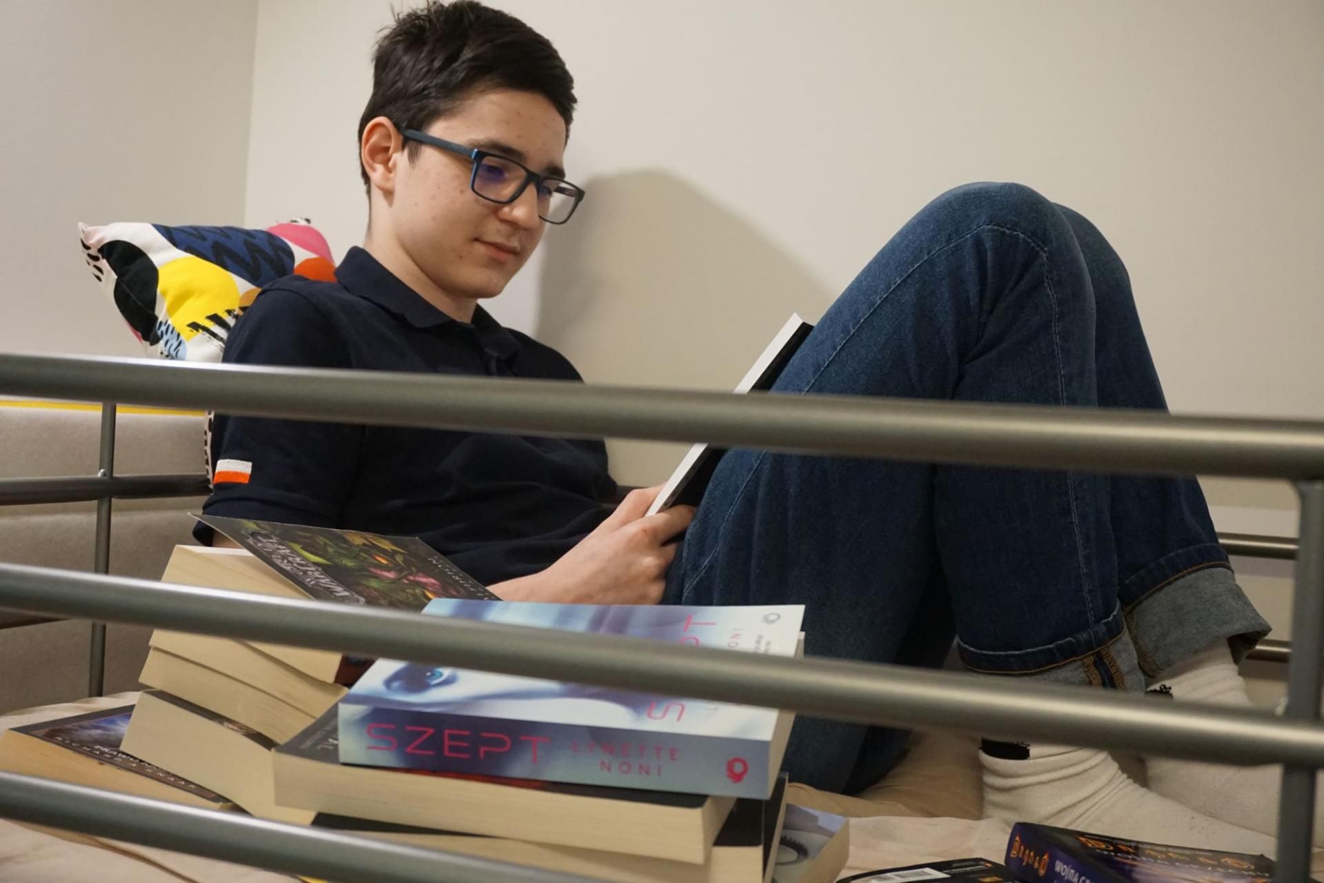 W wolnej chwili &quot;pochłania&quot; książki. Do przeczytania jednej potrzebny mu zaledwie dzień