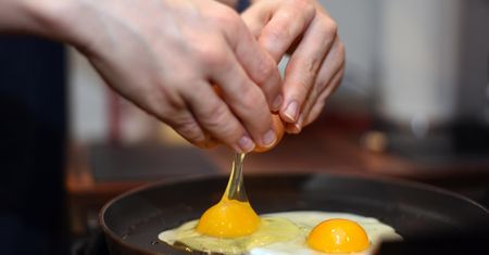 "Swoista pułapka". Eksperci mówią, kiedy jeść śniadanie