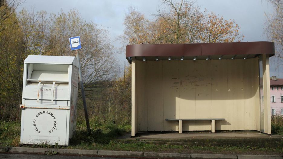 2-letni chłopiec siedział na ławce. Dzieckiem opiekowała się pijana matka