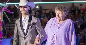 Niezapomniana studniówka. Na bal przyszedł z prababcią