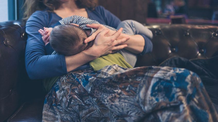 Karmienie niemowlaka - karmienie piersią, karmienie mlekiem modyfikowanym, sposoby, rozszerzenie diety