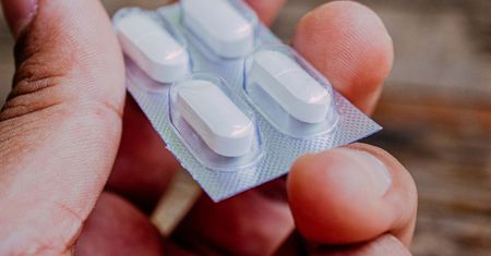Ratują życie, ale mogą wyniszczyć jelita. Stosuj tylko w wyjątkowych przypadkach