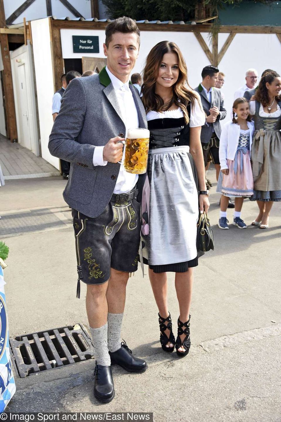 Robert Lewandowski i Anna Lewandowska w bawarskich strojach ludowych – Oktoberfest 2017