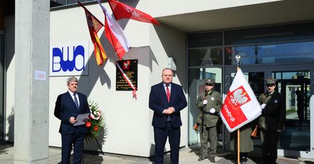 Uroczyste odsłonięcie tablicy pamiątkowej na zakończenie obchodów 100-lecia Powstania Wielkopolskiego