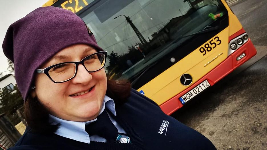 Jest mamą i kieruje miejskim autobusem. "Kiedyś usłyszałam, że powinnam wrócić do garów"