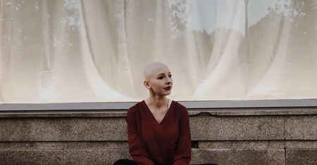 Ola ma łysą głowę i wielki uśmiech. Postanowiła w końcu być sobą