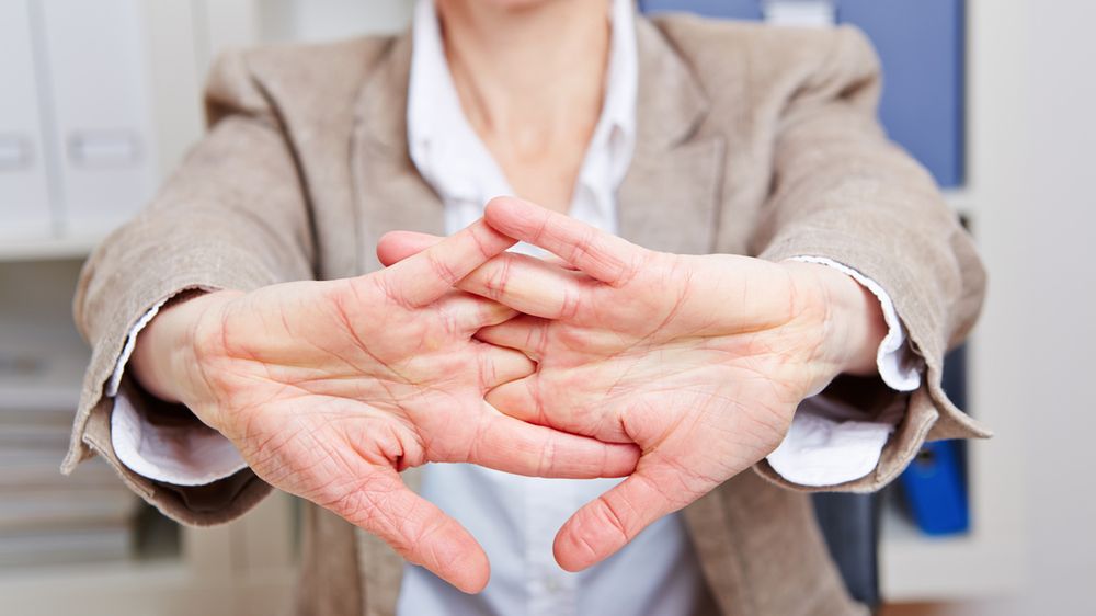 Jak tracić kalorie, siedząc za biurkiem?