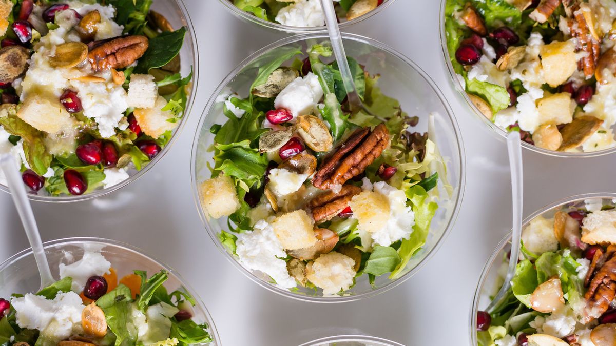 Sałatki na imprezę powinny zawierać źródło węglowodanów, białka i tłuszczów.