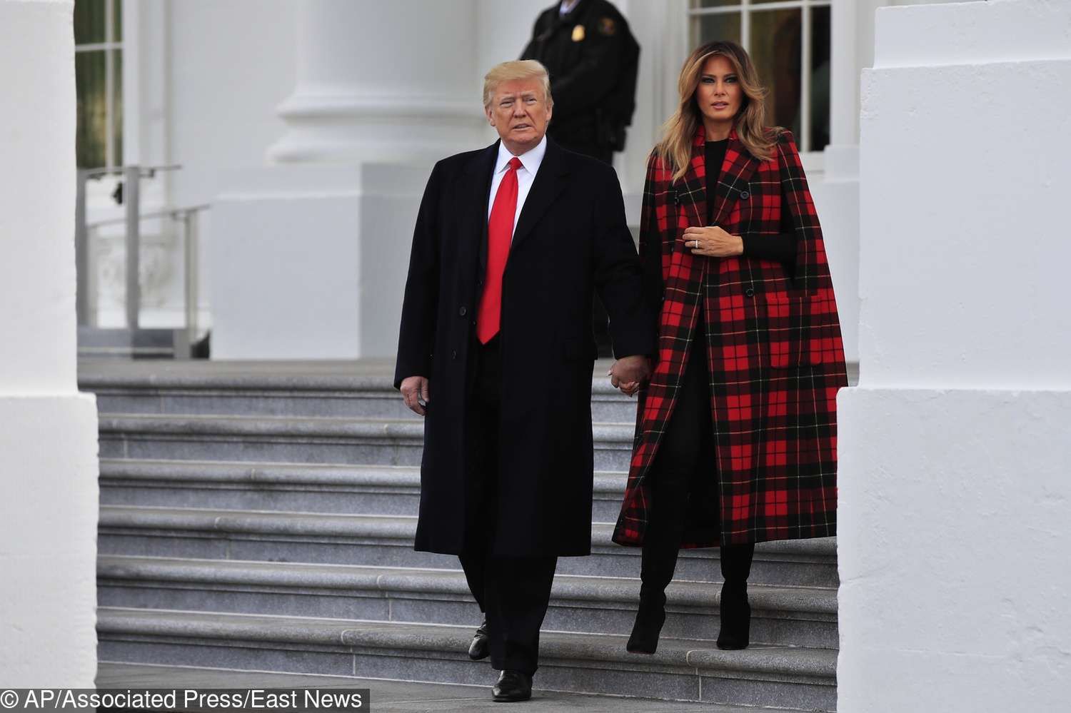 Melania Trump i Donald Trump witają choinkę w Białym Domu