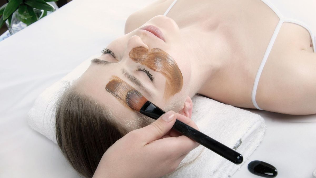 Glinka bentonitowa może służyć do oczyszczania twarzy.