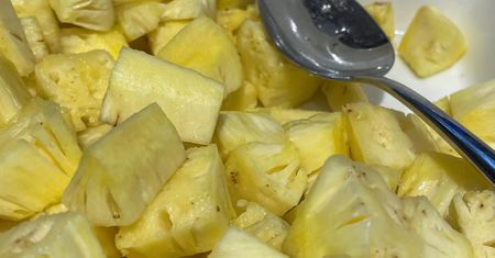 Pojawia się po zjedzeniu ananasa. "Krwawa tajemnica" wyjaśniona