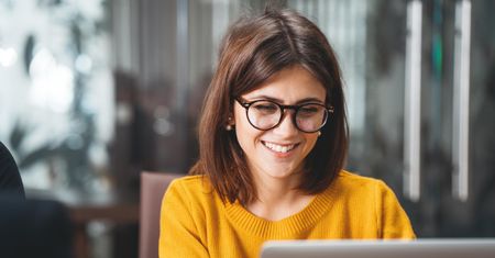 Refundacja okularów dla pracowników. Jaka jest kwota świadczenia?