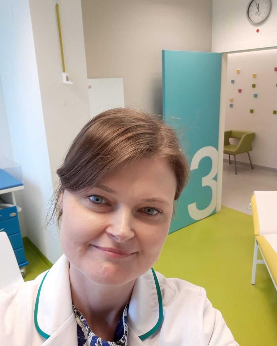 Lek. med. Małgorzata Rurarz, pediatra z Centrum Medycznego Damiana, ostrzega: Zapalenie płuc jest jednym z możliwych powikłań niedoleczonego przeziębienia. Dlatego przy terapii zawsze należy dokładnie spełniać polecenia lekarza dotyczące leczenia i przyjmowanie leków.