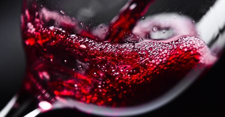 Wino chroni przed chorobami serca? Ekspert zaleca jednak picie tego bezalkoholowego