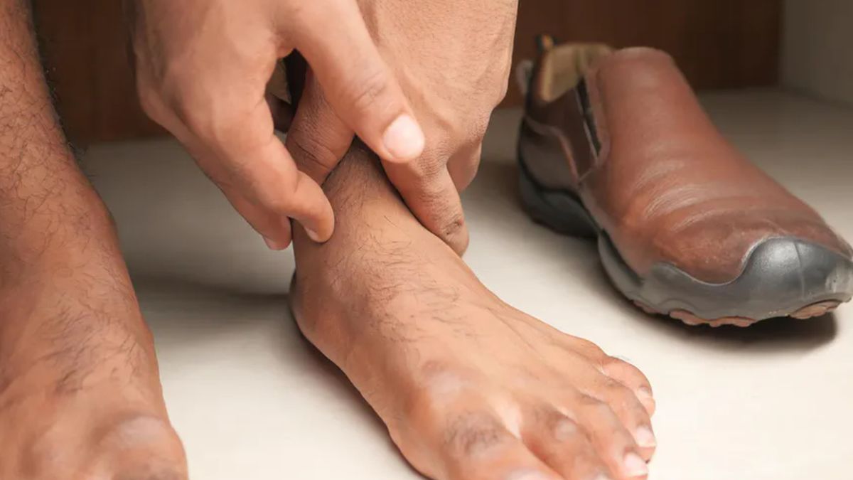 Objaw zauważysz na stopach. Oznacza, że wątroba jest na wykończeniu
