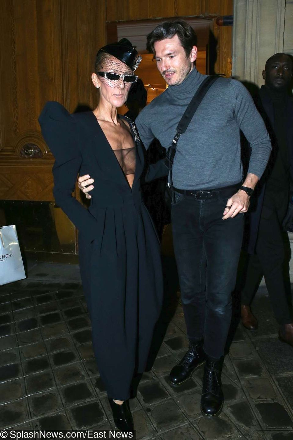 Celine Dion bez stanika na salonach w Paryżu