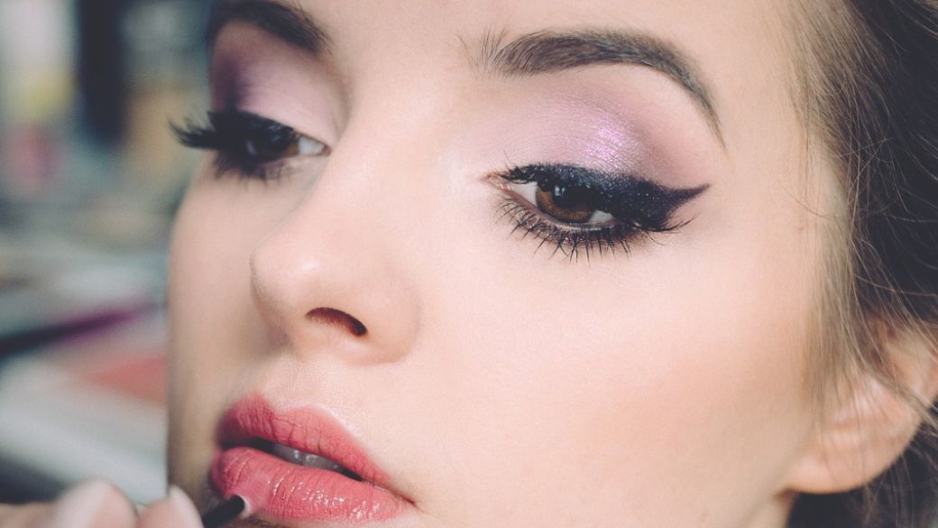 Przy użyciu kredki do oczu lub eyelinera możemy wykonać ozdobne kreski na powiece. 