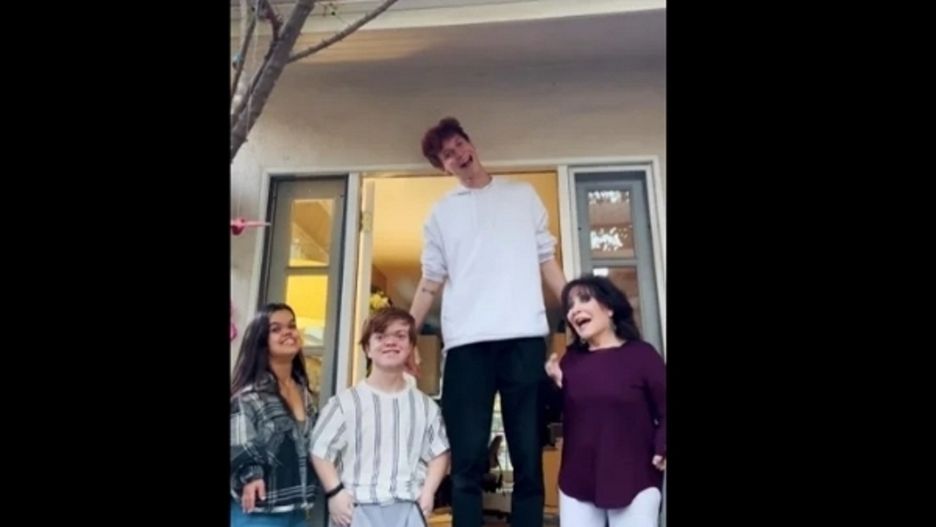 Opowiada o życiu w rodzinie niskorosłych, choć sam ma 180 cm wzrostu. "Jestem przyjacielem krasnoludków"