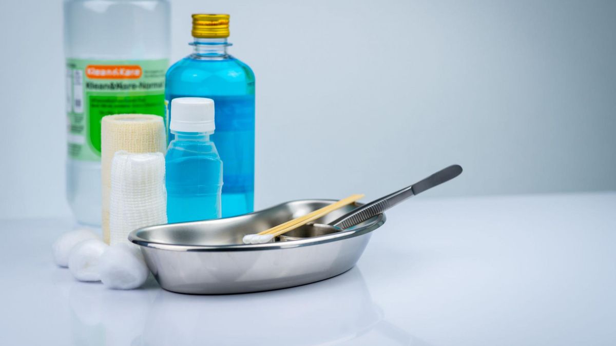 Nadtlenek wodoru, czyli popularna woda utleniona, ceniona jest nie tylko w medycynie, ale i kosmetyce.