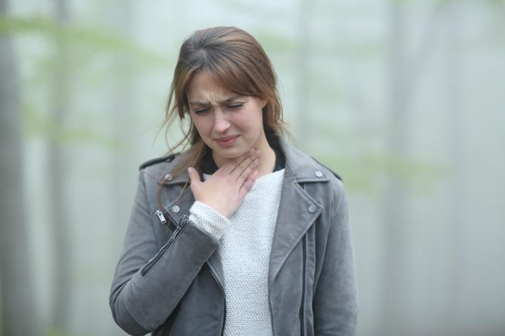 Ból gardła, chrypka i trudności z połykaniem mogą być objawami zakażenia HPV