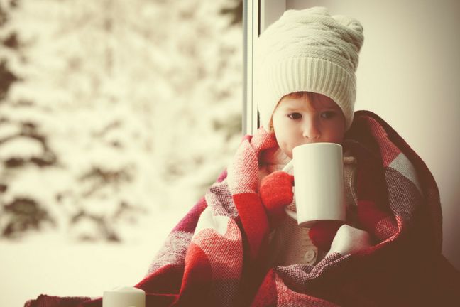 W celu rozgrzania organizmu można podać dziecku ciepły napój 