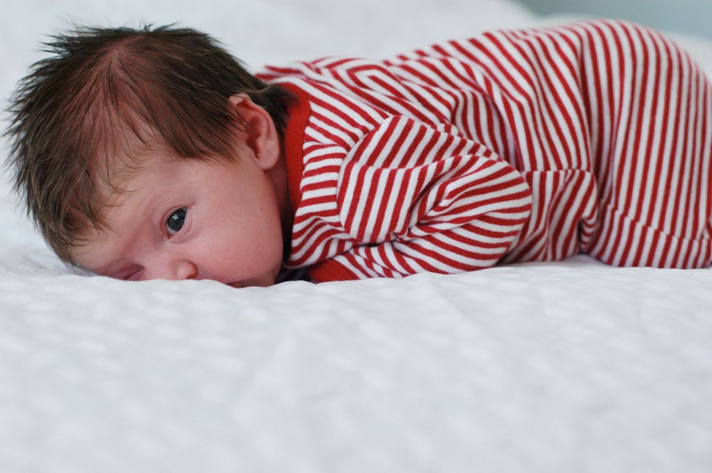 Spanie niemowlaka na brzuchu – korzyści i zagrożenia