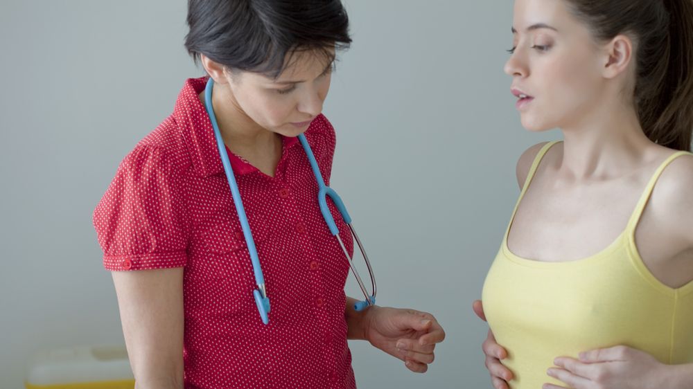 Złamania żeber u osób starszych powstają w wyniku uderzenia lub upadku, u młodszych – jako efekt zgniecenia