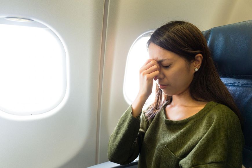 Ból brzucha, głowy i niestrawność to normalne dolegliwości podczas lotu samolotem