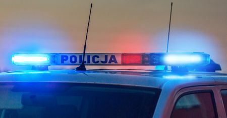 Warszawa. Nagi chłopiec wybiegł z kamienicy na Pradze. Kobieta natychmiast wezwała policję