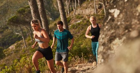 Ćwiczenia na schudnięcie - cardio, interwał, przysiady, pompki, wiosłowanie hantlami