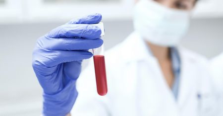 Niedługo skończy 100 lat. Jest zakażony wirusem HIV