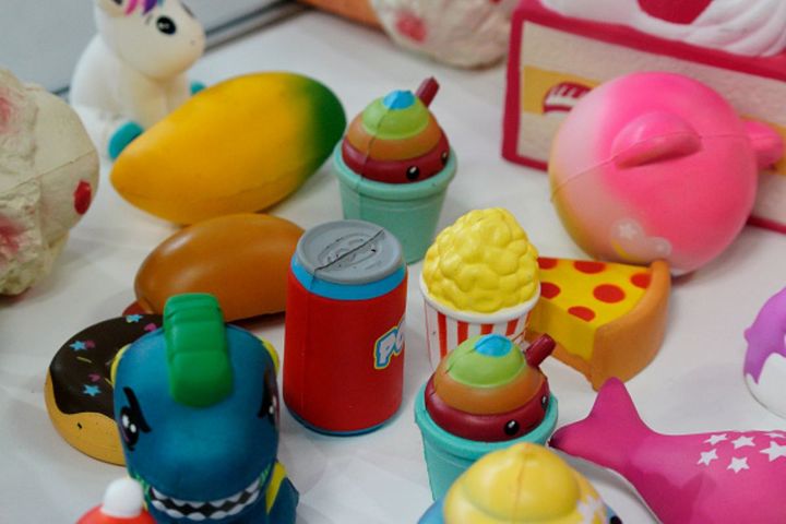 Plastikowe zabawki zalewają rynek