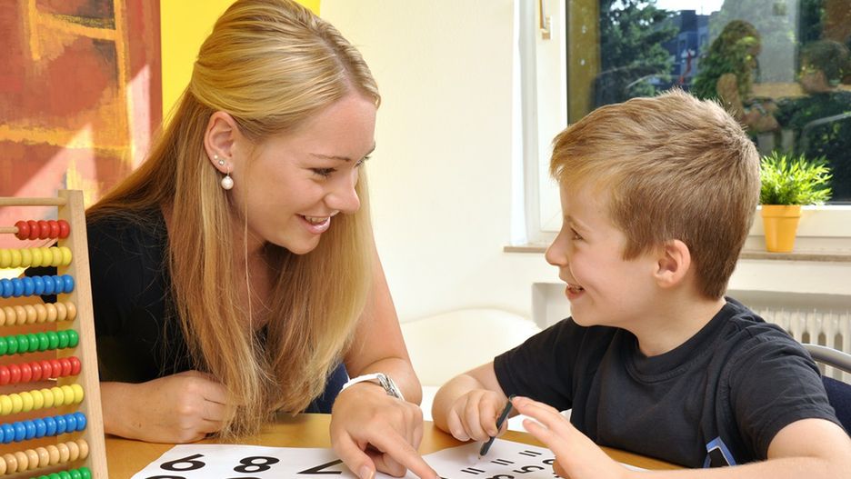 Pedagog szkolny wspiera uczniów, nauczycieli, wychowawców i uczniów
