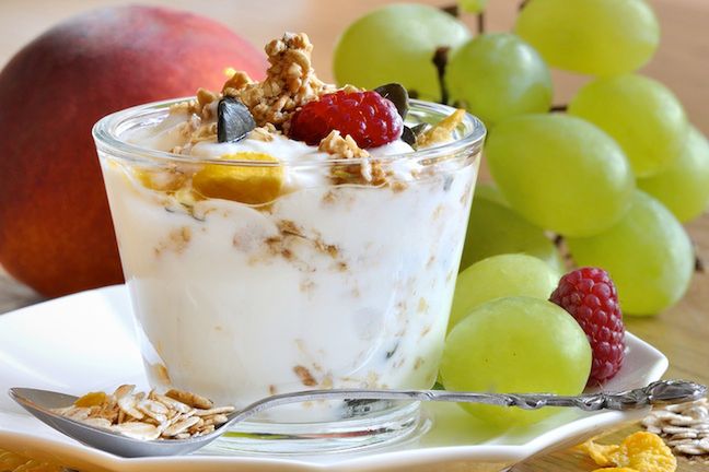 Aby odzyskać równowagę flory jelitowej, warto spożywać probiotyki. Są one obecne m.in. w produktach mlecznych