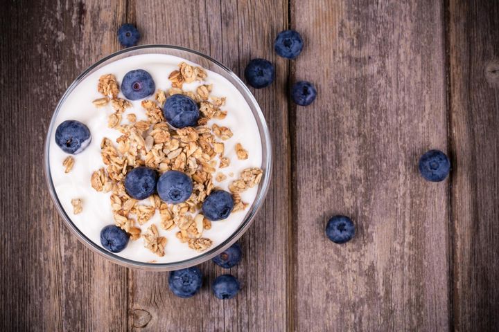 Jogurt naturalny świetnie sprawdzi się na śniadanie