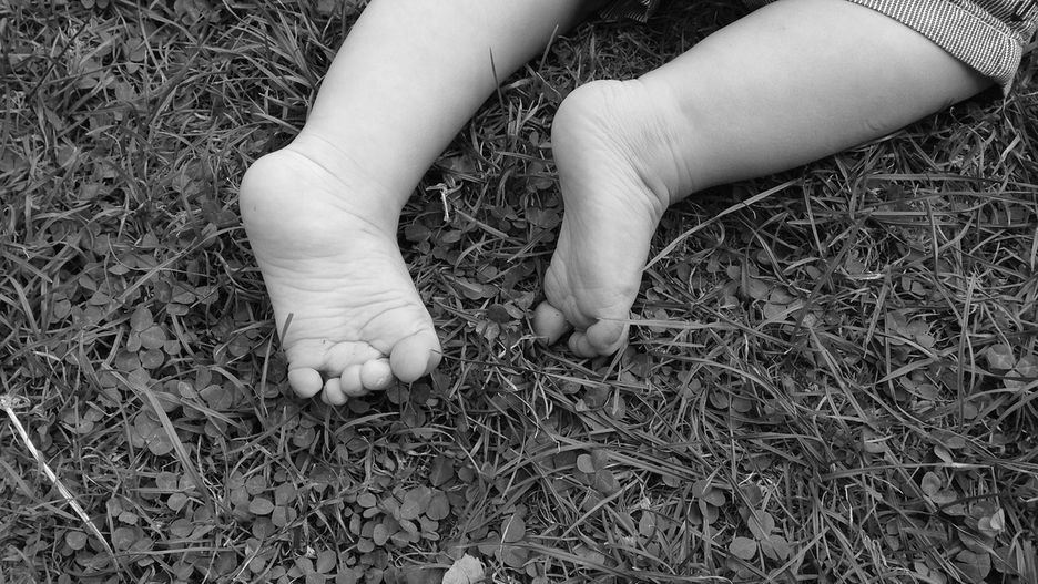 Koszmarny wypadek. 5-latka biegała boso po trawie