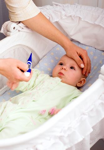 Niska temperatura u dziecka może towarzyszyć m.in. osłabieniu malucha po infekcji