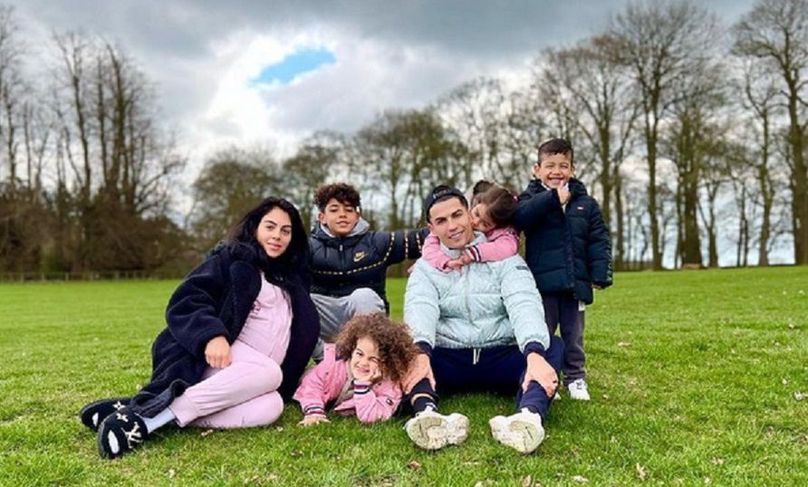 Cristiano Ronaldo z rodziną. Piłkarz poinformował o śmierci jednego z bliźniąt