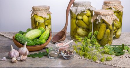 Ogórki małosolne - jak zrobić i dlaczego warto je jeść?