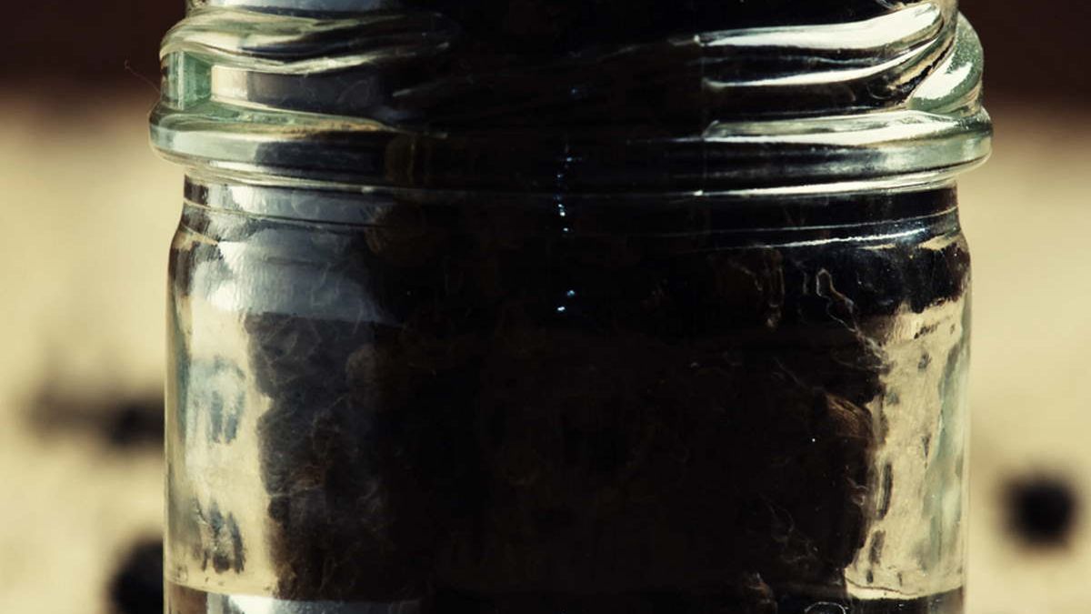 Czarny słoik na sezonowe infekcje. Zmieszaj złoto faraonów z miodem