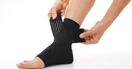 Stabilizator stawu skokowego – kiedy go nosić i jak wybrać?